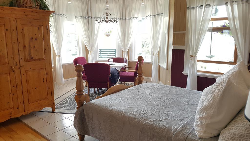 Le Manoir Du Vieux Presbytere Port-Daniel Εξωτερικό φωτογραφία