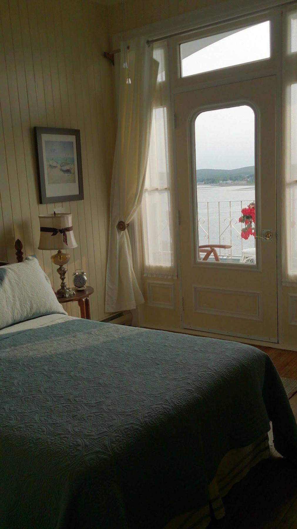Le Manoir Du Vieux Presbytere Port-Daniel Εξωτερικό φωτογραφία